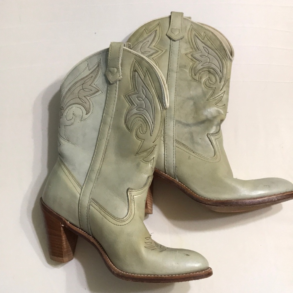 Dingo fashion cowboy boots.